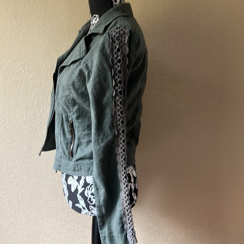 M MAURICES OLIVE GREEN ZIP FRONT & POCKET LACE INSET ARMS LINEN BLEND JACKET